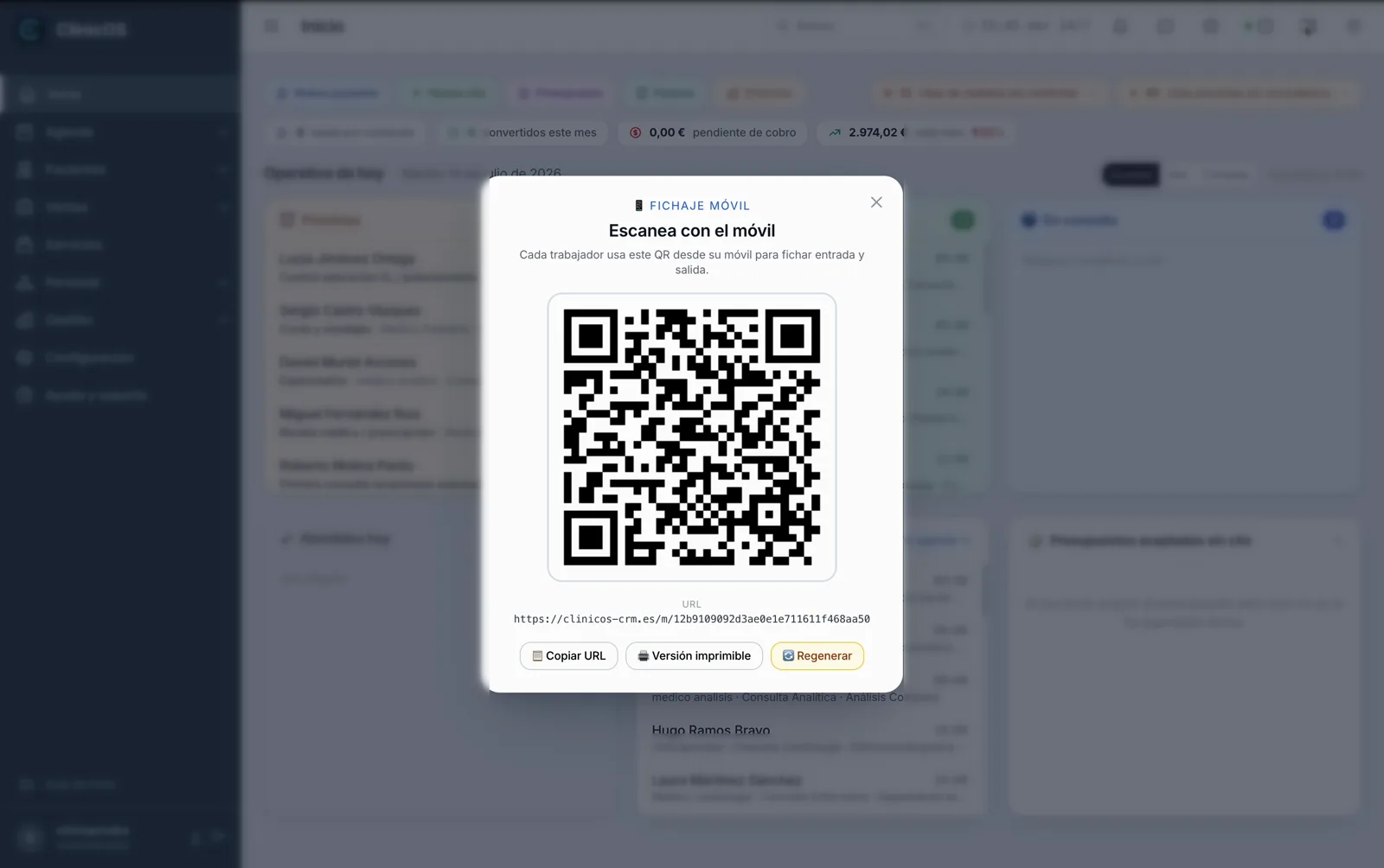 El equipo ficha con un QR — ClinicOS